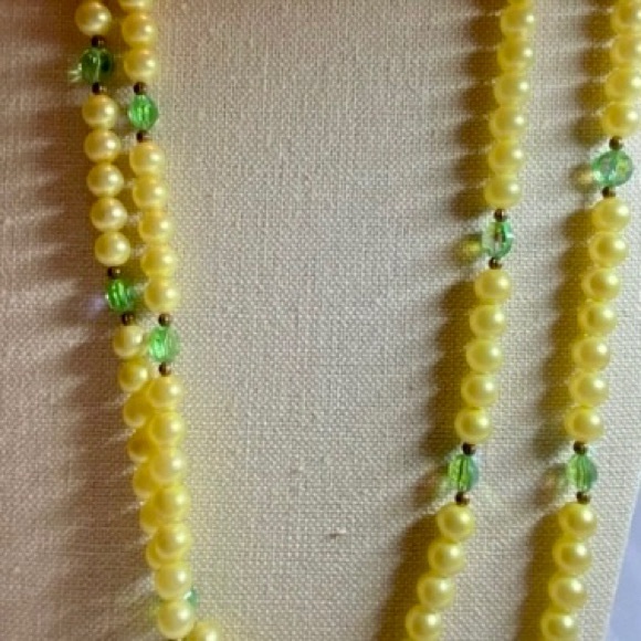 Vintage Pearl and Green Crystal Necklace. - Picture 3 of 5